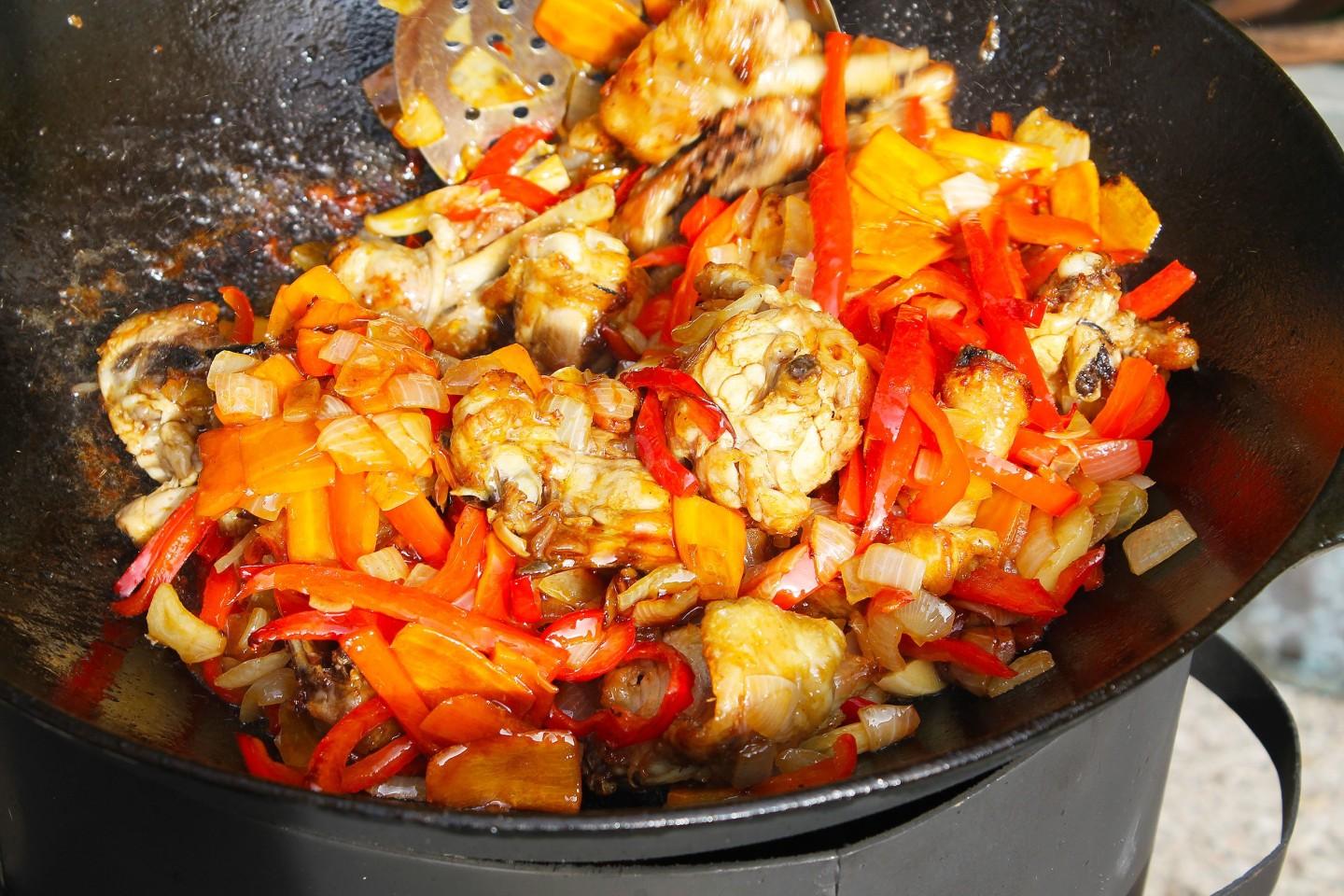 Шаг 14 приготовления Куриные окорочка в казане на костре