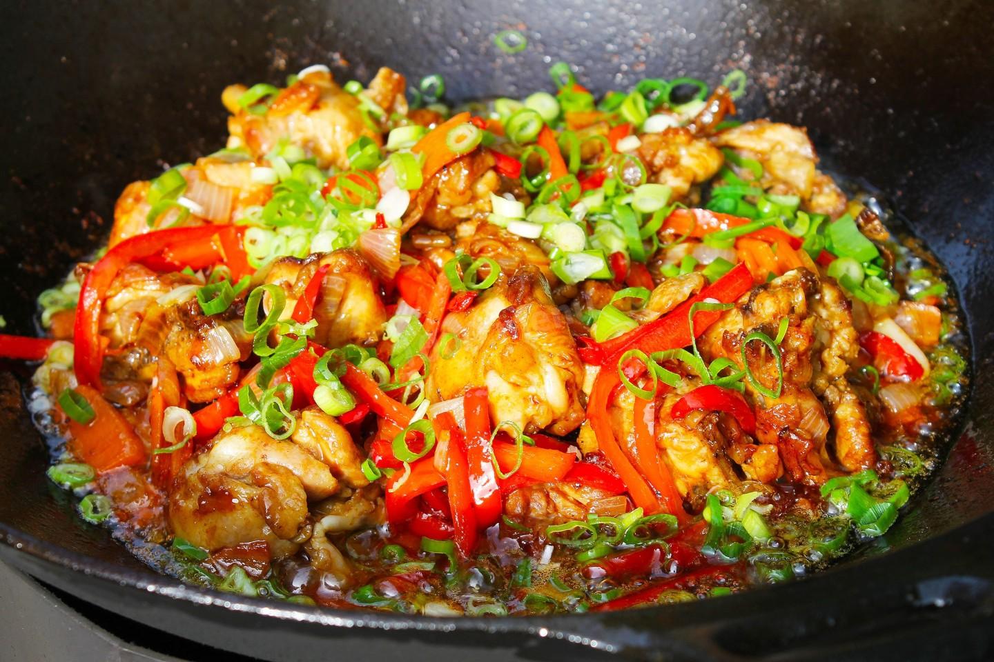 Шаг 15 приготовления Куриные окорочка в казане на костре
