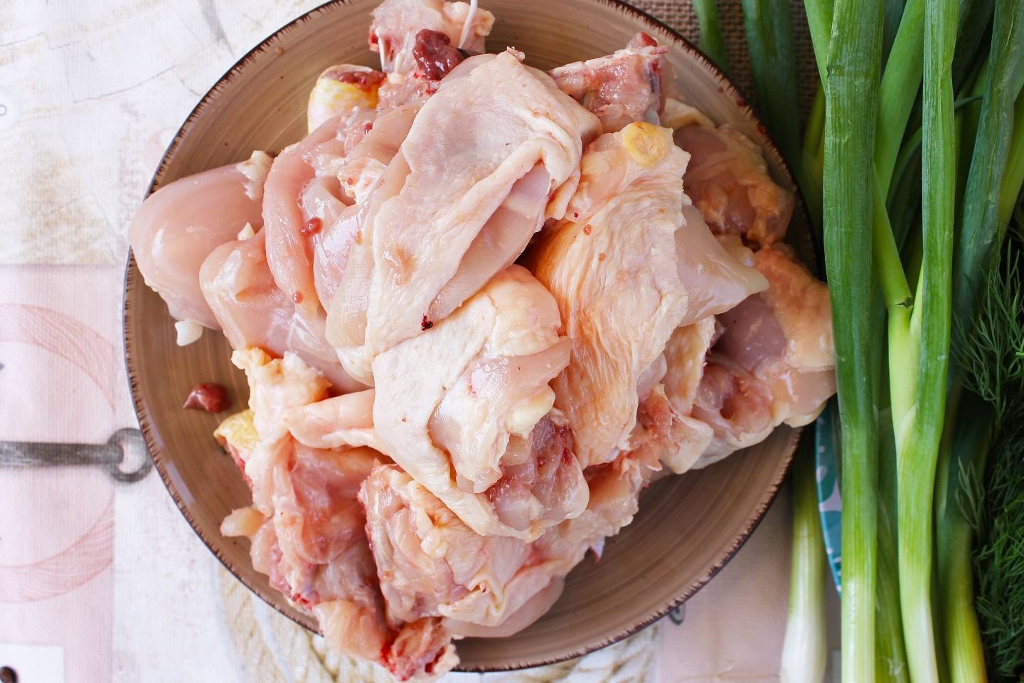 Шаг 2 приготовления Куриные окорочка в казане на костре