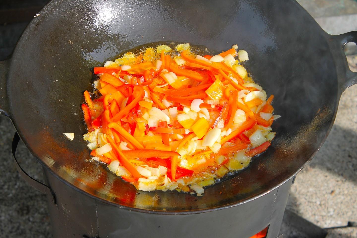 Шаг 7 приготовления Куриные окорочка в казане на костре