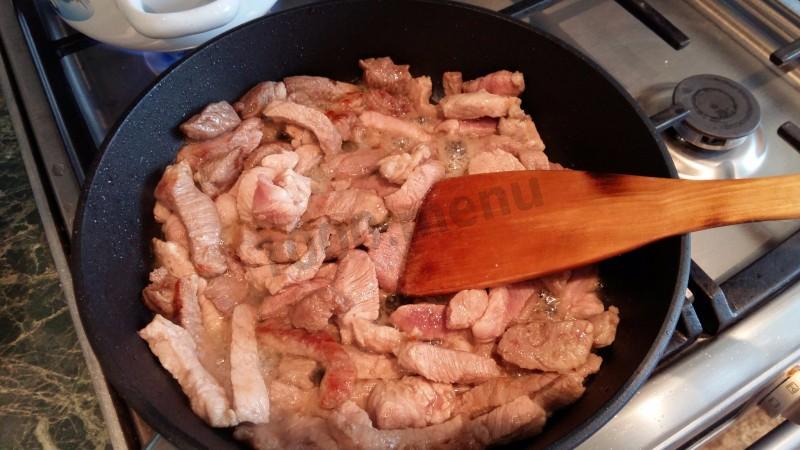 Шаг 4 приготовления Мясная подлива с томатным соусом и мукой из свинины