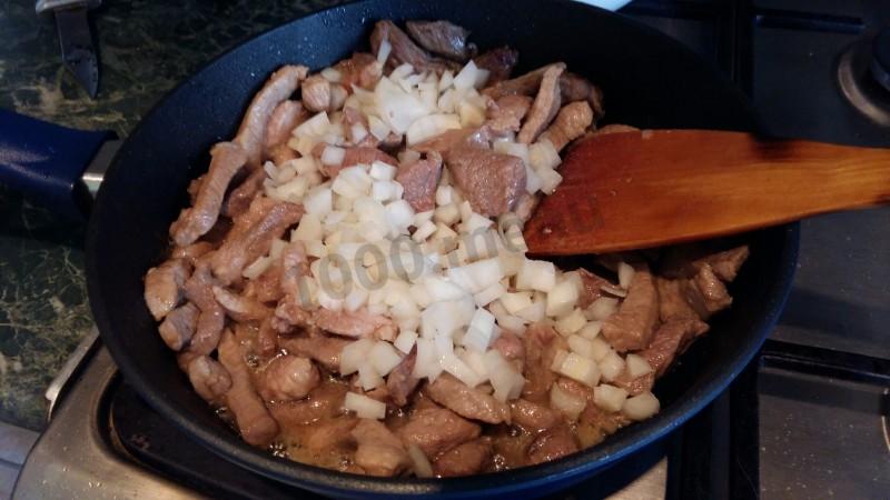 Шаг 5 приготовления Мясная подлива с томатным соусом и мукой из свинины