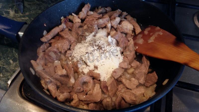 Шаг 6 приготовления Мясная подлива с томатным соусом и мукой из свинины