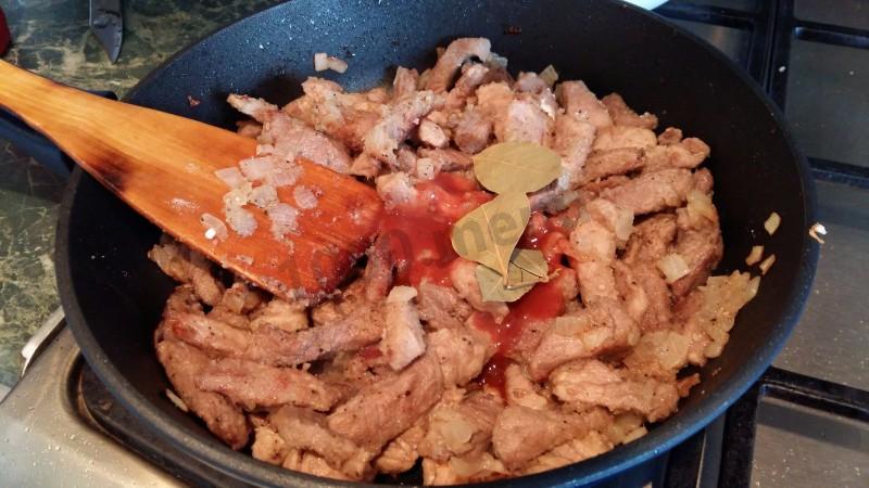 Шаг 7 приготовления Мясная подлива с томатным соусом и мукой из свинины