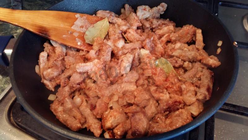 Шаг 8 приготовления Мясная подлива с томатным соусом и мукой из свинины