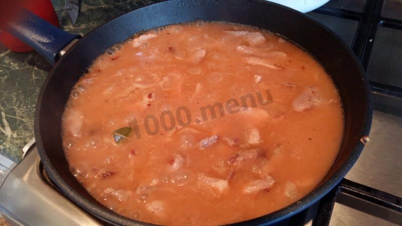 Шаг 9 приготовления Мясная подлива с томатным соусом и мукой из свинины
