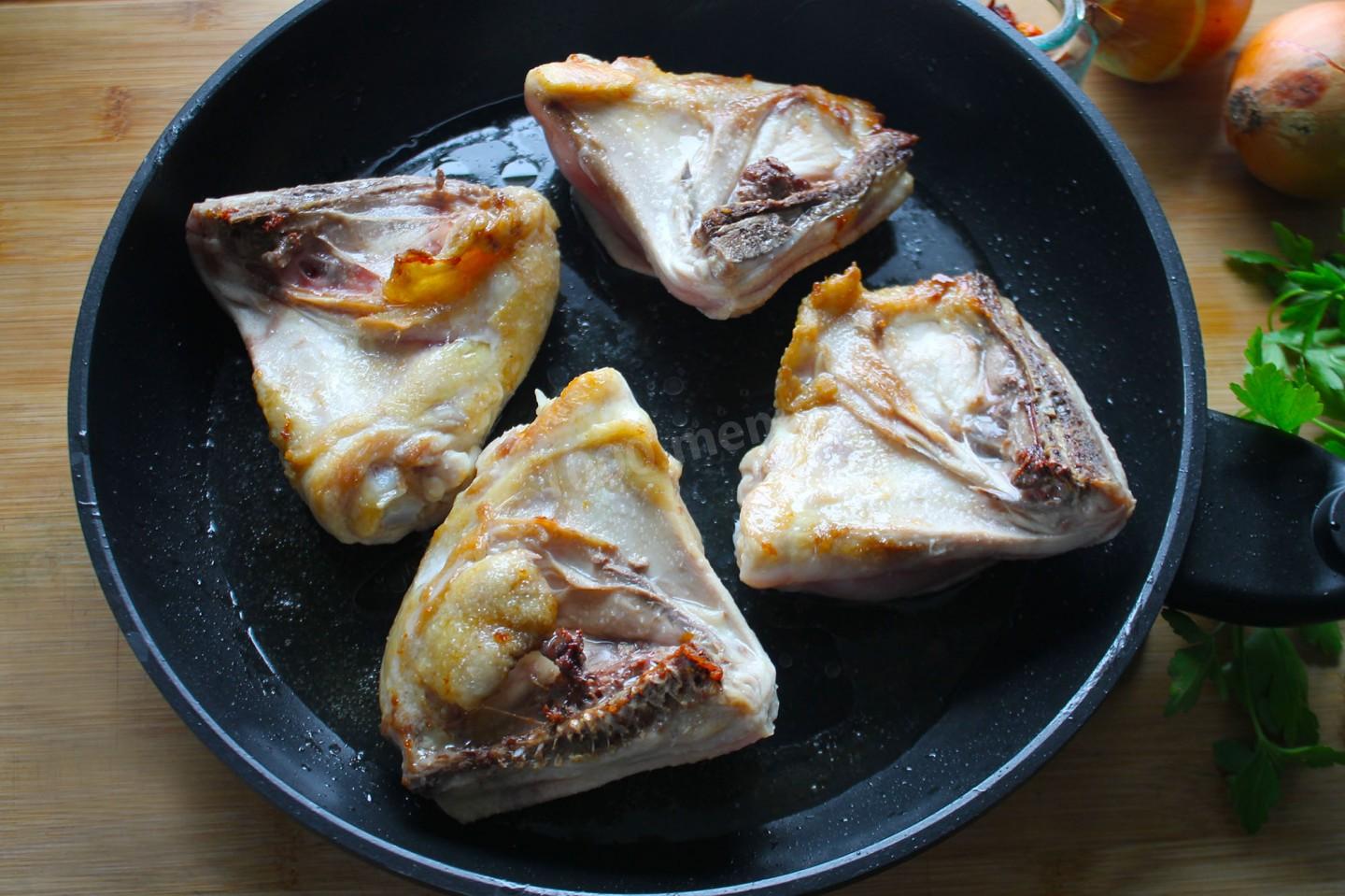 Шаг 4 приготовления Жареные куриные бедрышки на сковороде
