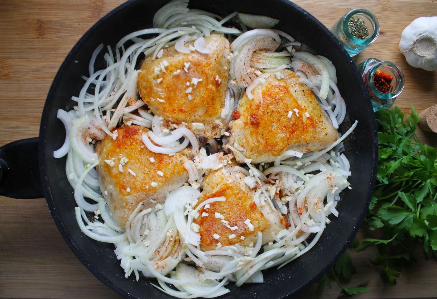 Шаг 7 приготовления Жареные куриные бедрышки на сковороде