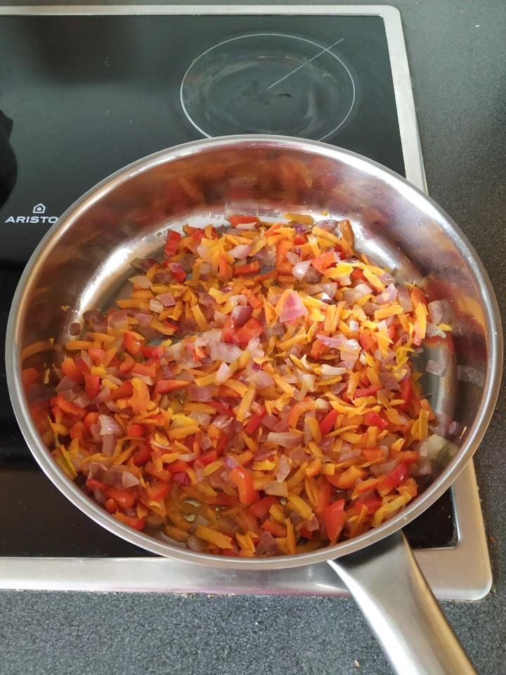 Шаг 3 приготовления Скумбрия тушеная с овощами