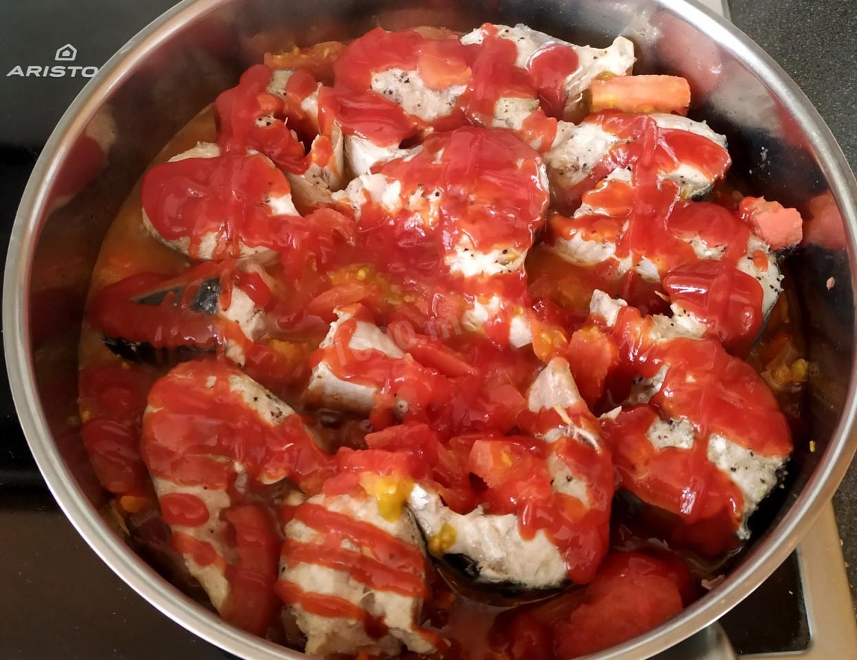 Шаг 5 приготовления Скумбрия тушеная с овощами