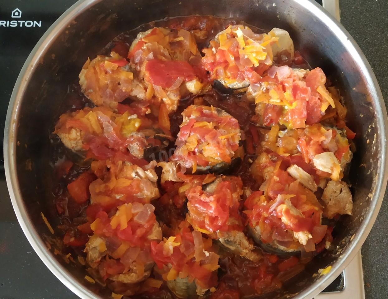 Шаг 6 приготовления Скумбрия тушеная с овощами