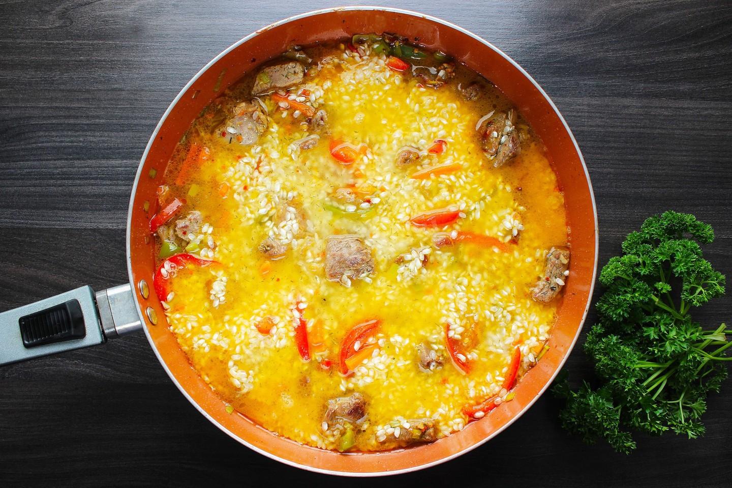Шаг 13 приготовления Индейка с рисом на сковороде