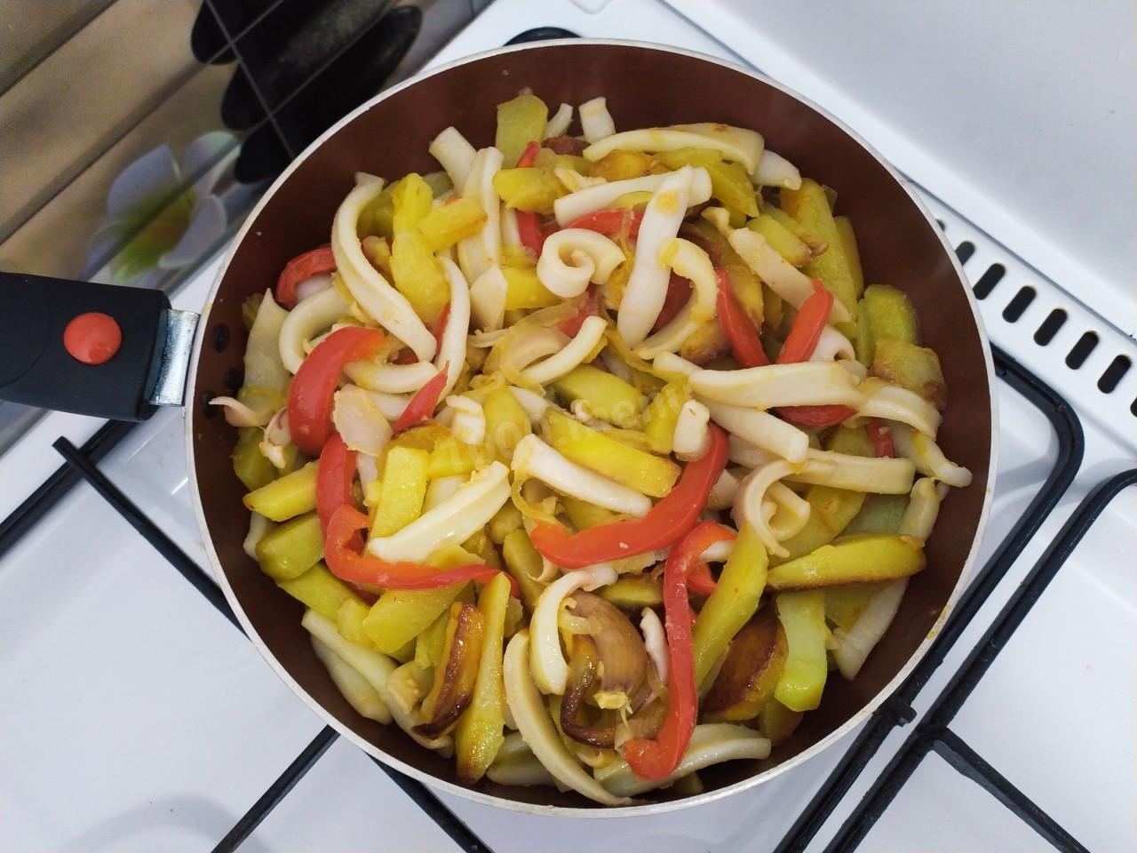 Шаг 12 приготовления Кальмары с картошкой жареные на сковороде