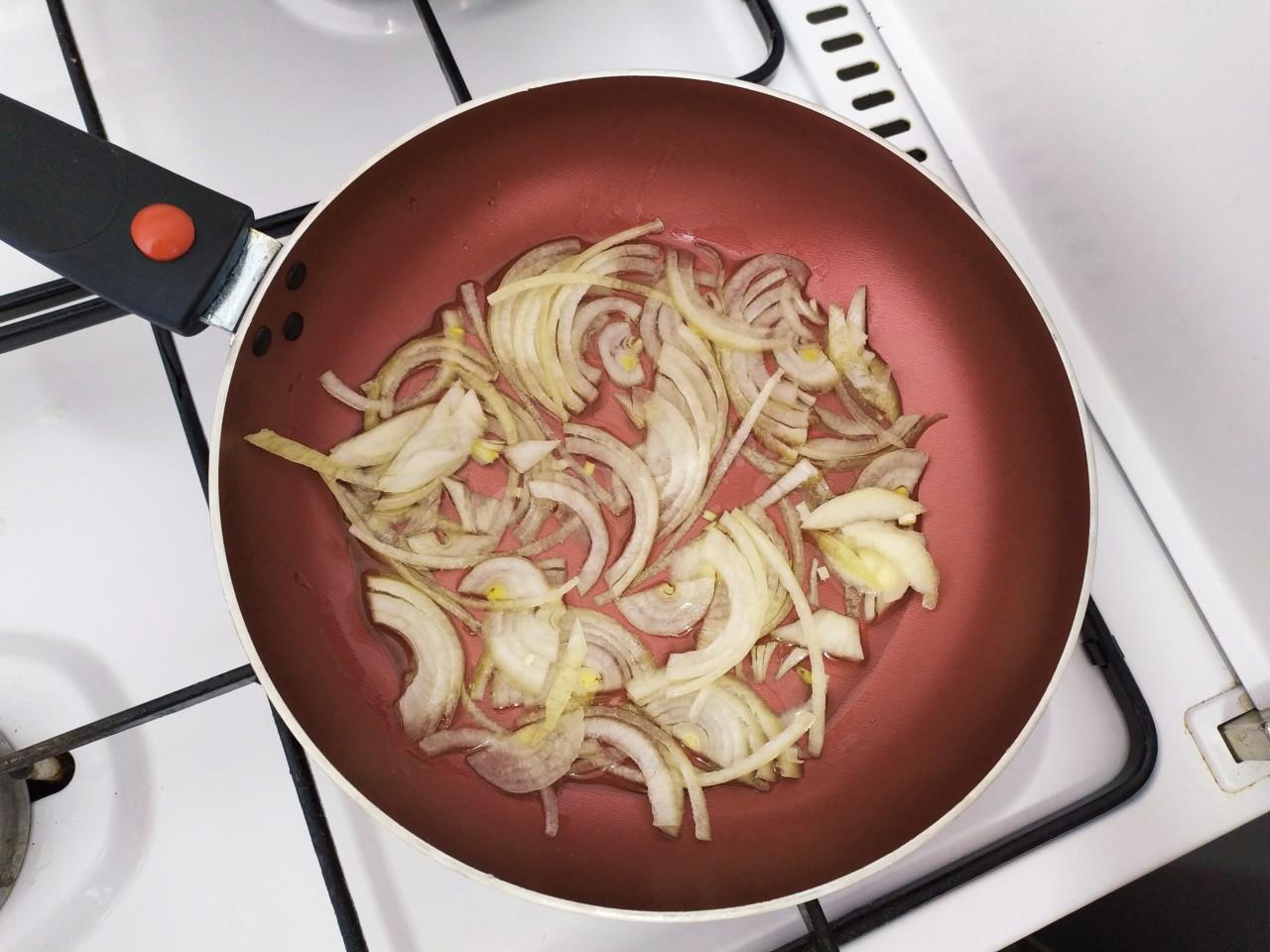 Шаг 6 приготовления Кальмары с картошкой жареные на сковороде