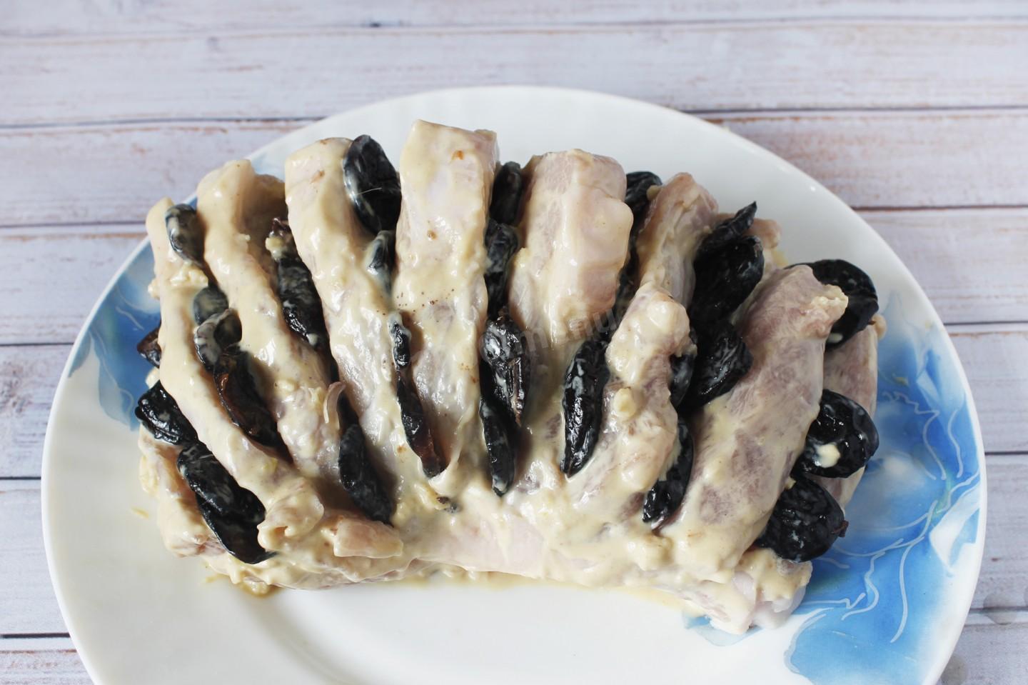 Шаг 5 приготовления Мясо свинины с черносливом в духовке