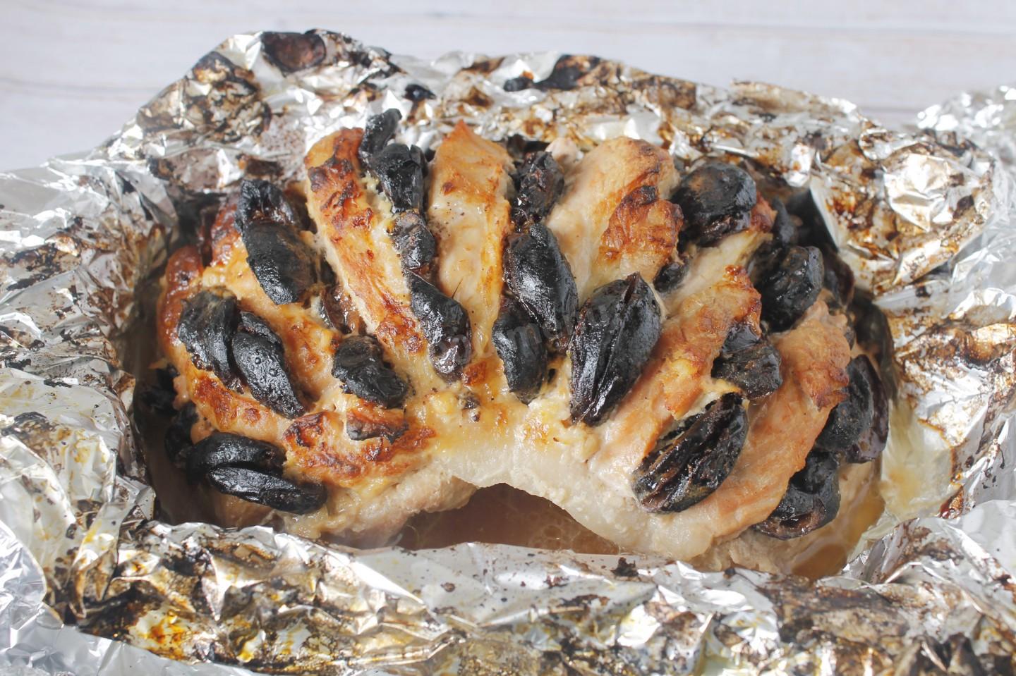Шаг 8 приготовления Мясо свинины с черносливом в духовке