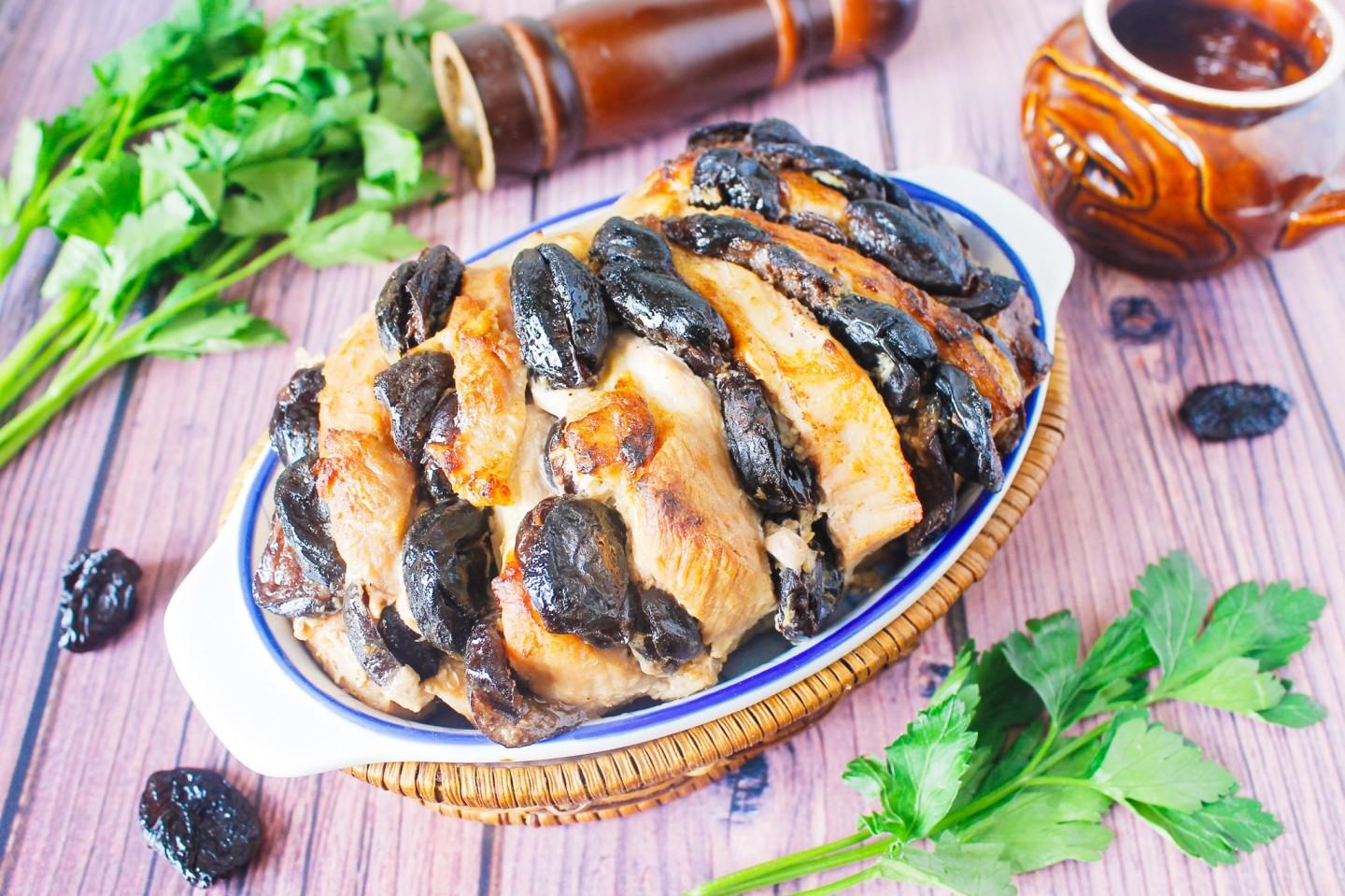 Обложка рецепта Мясо свинины с черносливом в духовке