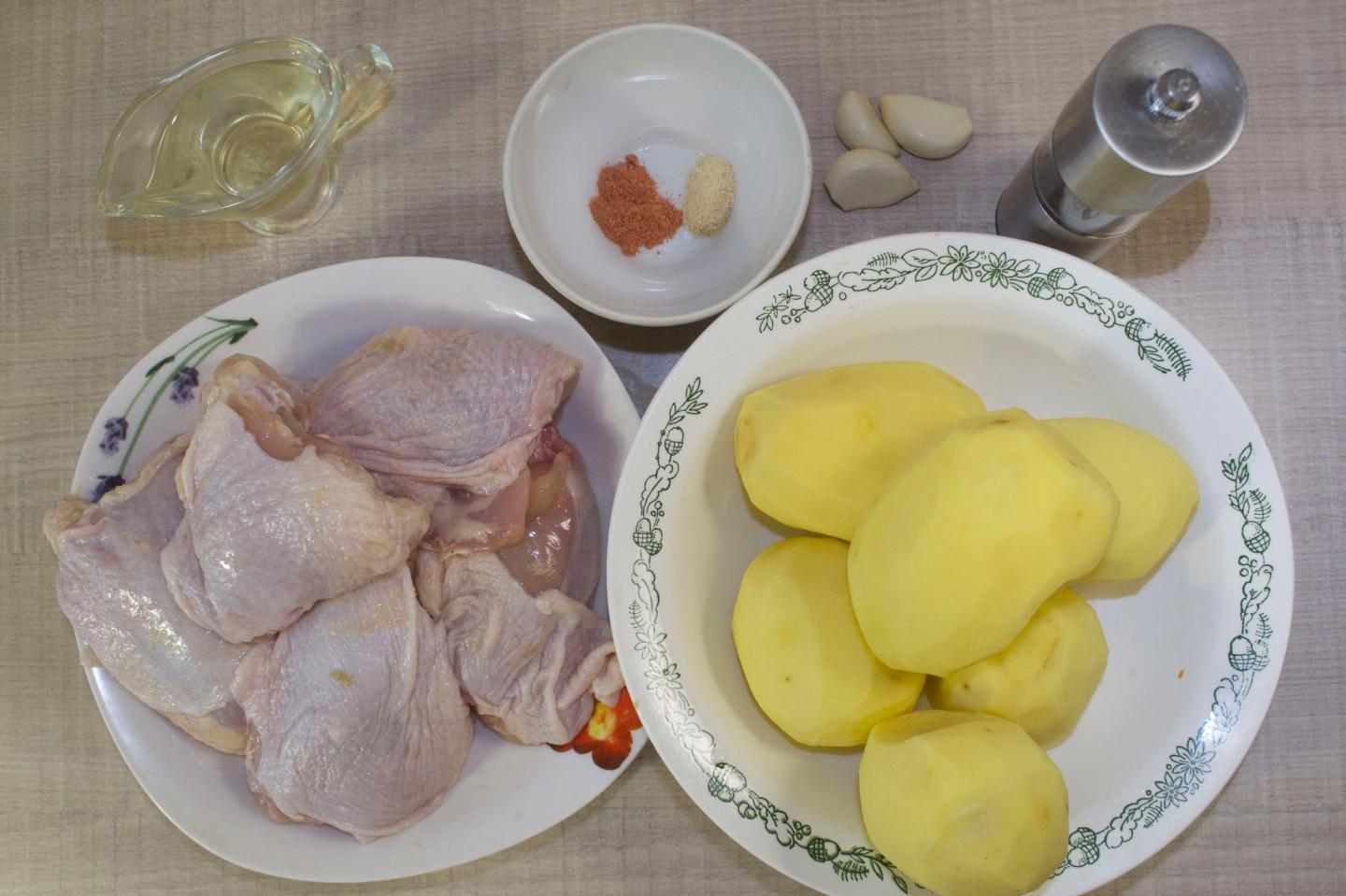 Шаг 1 приготовления Куриные бедрышки в мультиварке с картошкой