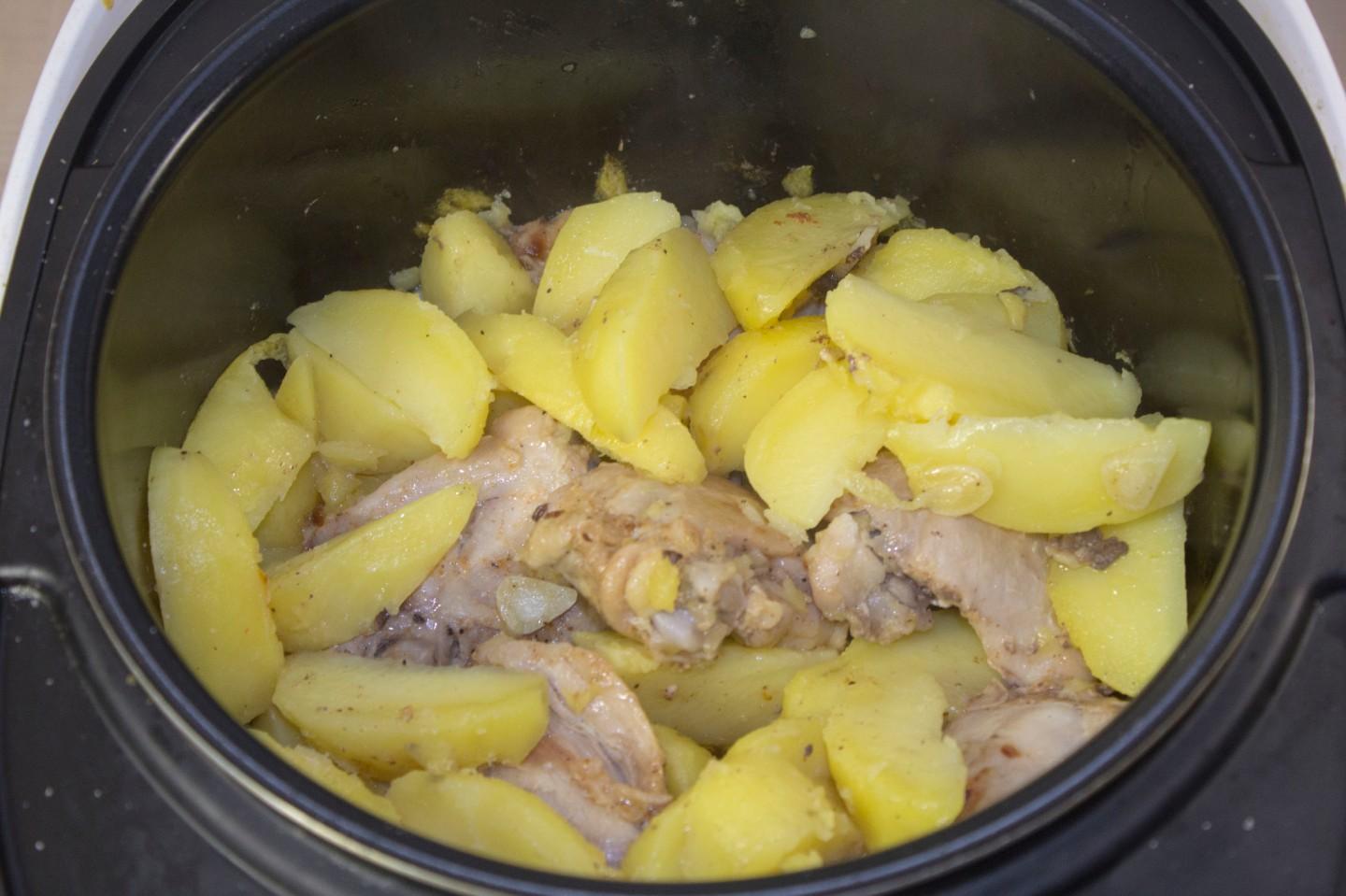 Шаг 15 приготовления Куриные бедрышки в мультиварке с картошкой