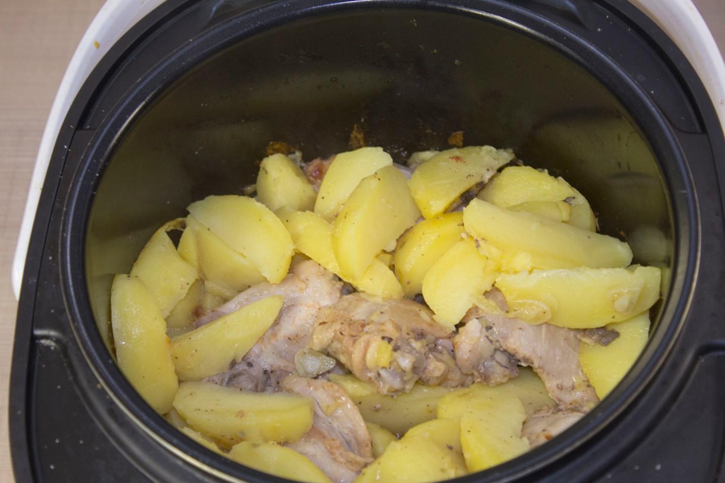 Шаг 16 приготовления Куриные бедрышки в мультиварке с картошкой