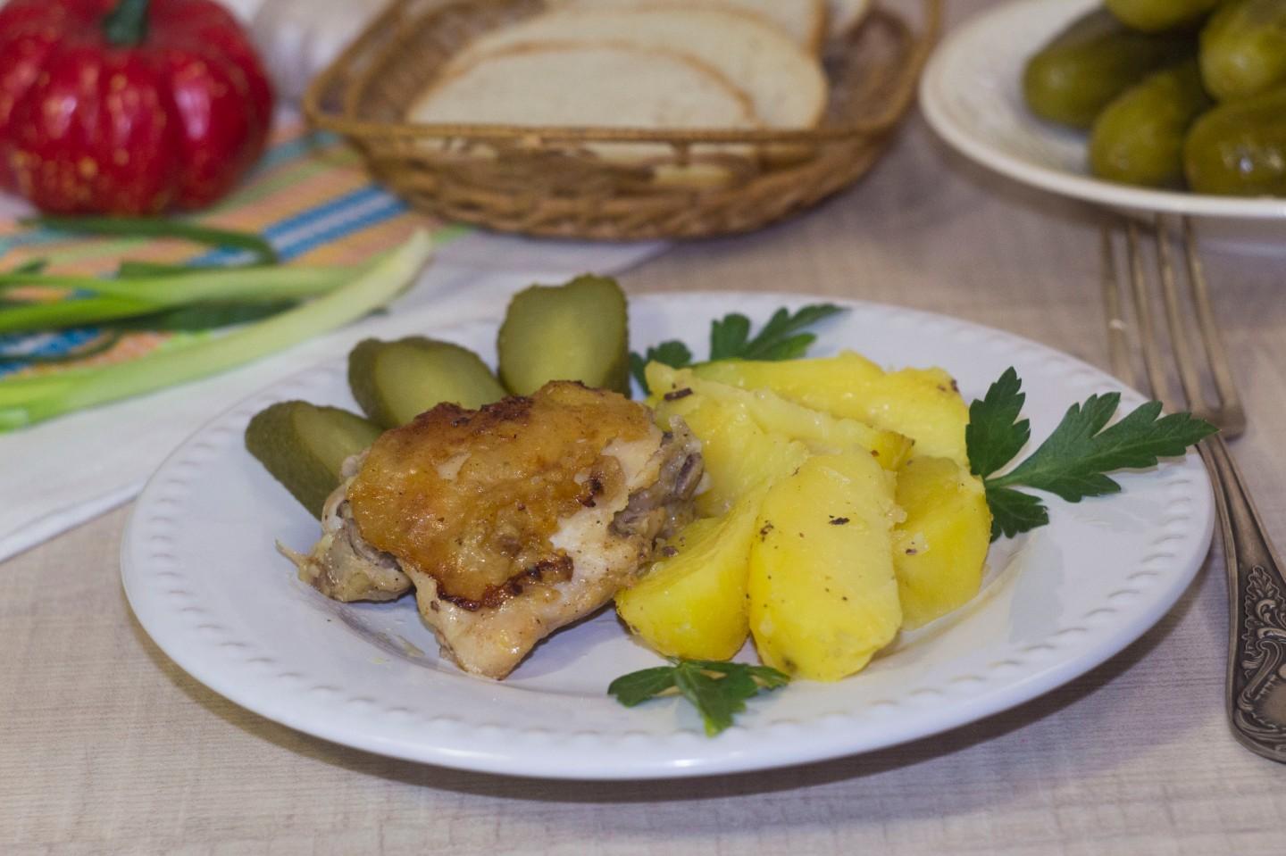 Шаг 17 приготовления Куриные бедрышки в мультиварке с картошкой