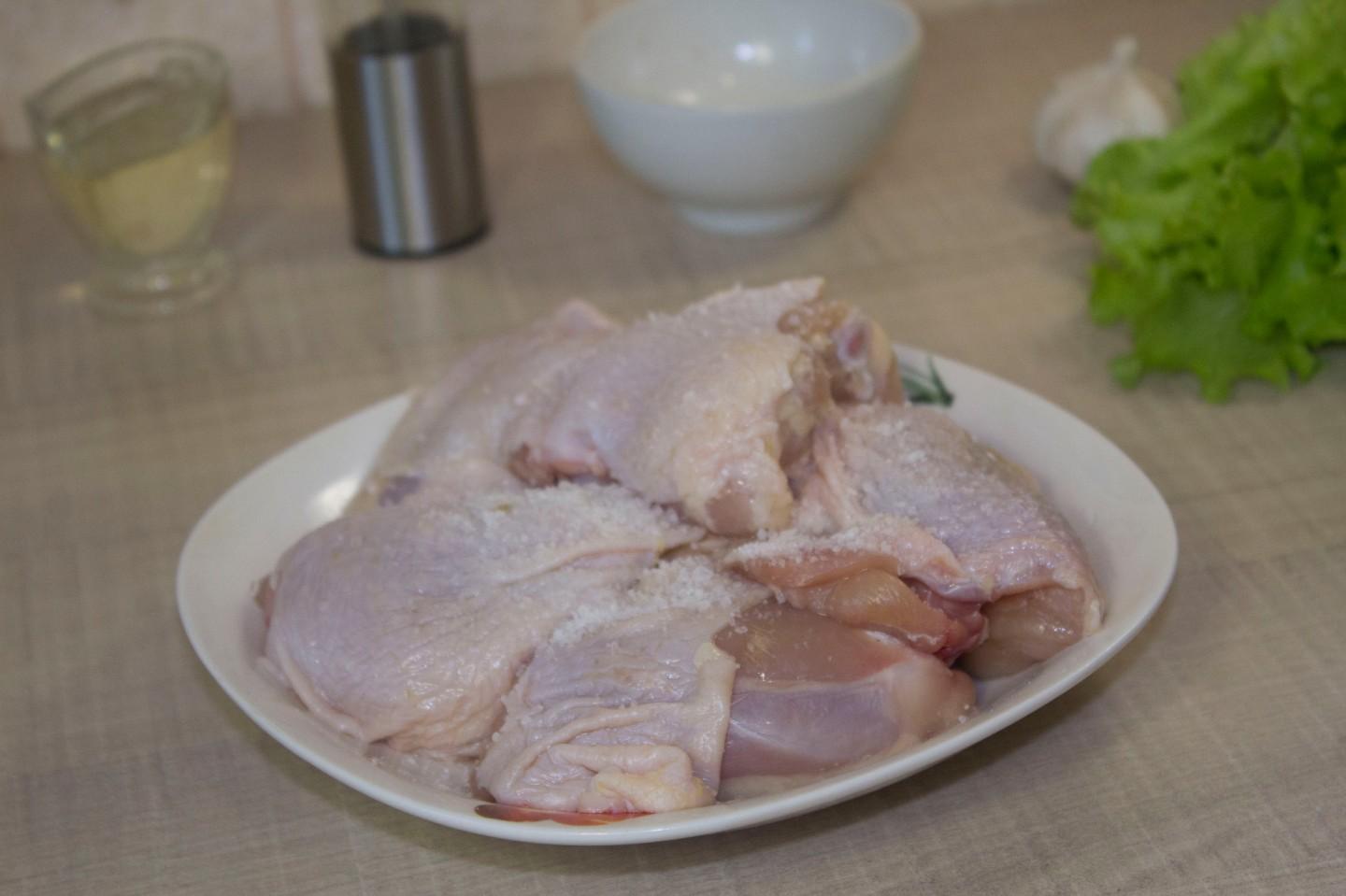 Шаг 2 приготовления Куриные бедрышки в мультиварке с картошкой