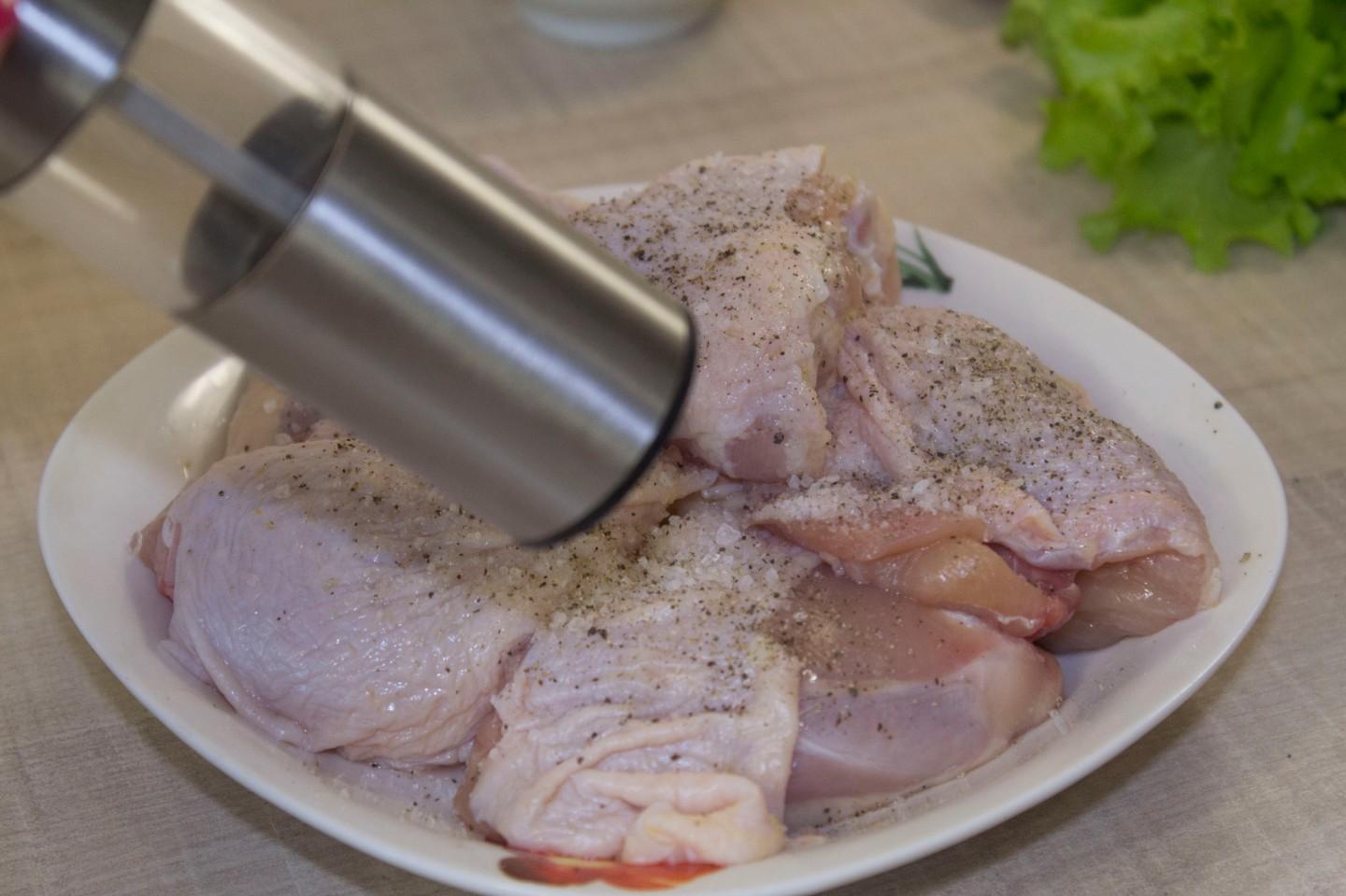 Шаг 3 приготовления Куриные бедрышки в мультиварке с картошкой