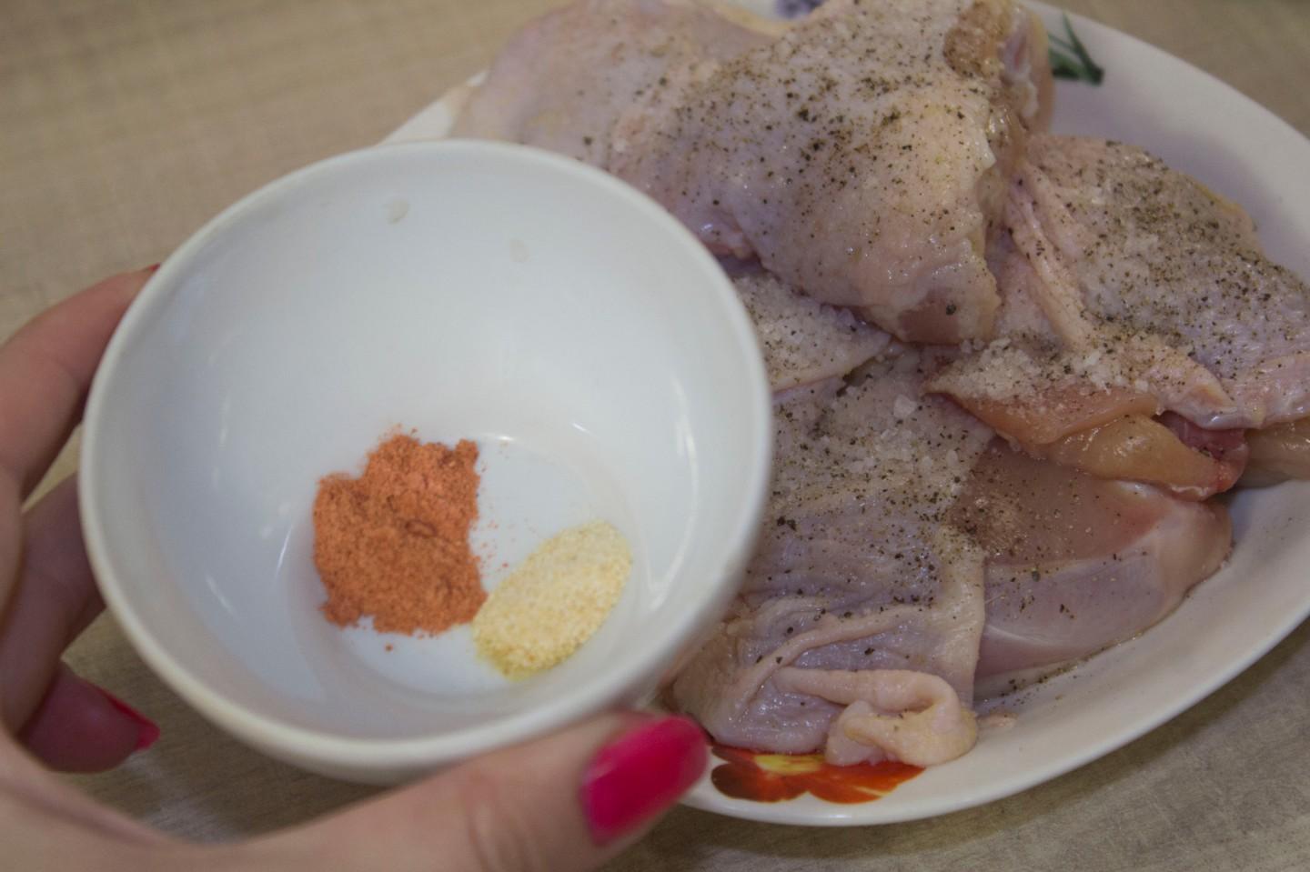 Шаг 4 приготовления Куриные бедрышки в мультиварке с картошкой
