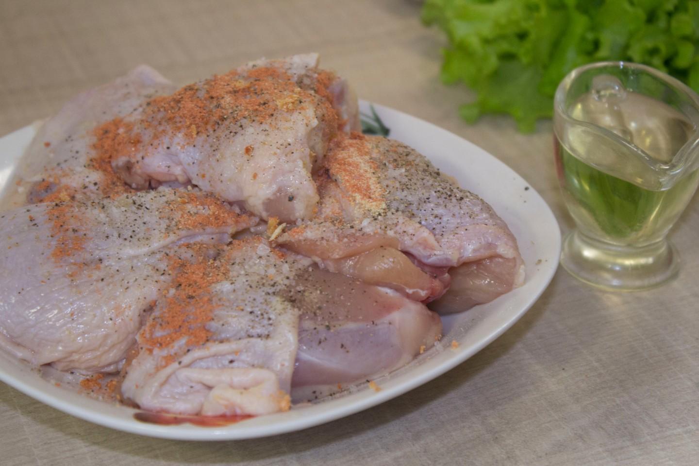 Шаг 5 приготовления Куриные бедрышки в мультиварке с картошкой