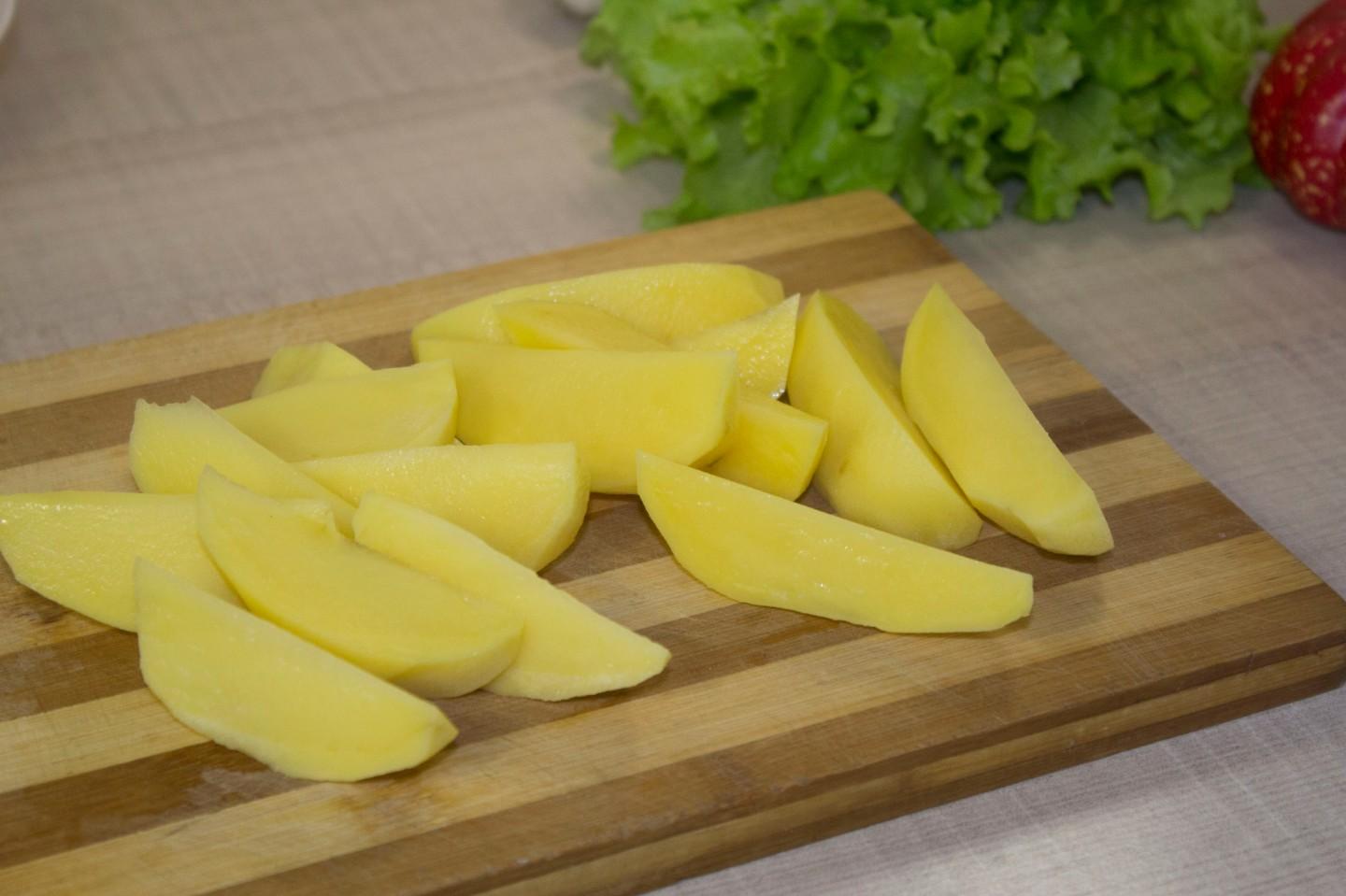 Шаг 6 приготовления Куриные бедрышки в мультиварке с картошкой