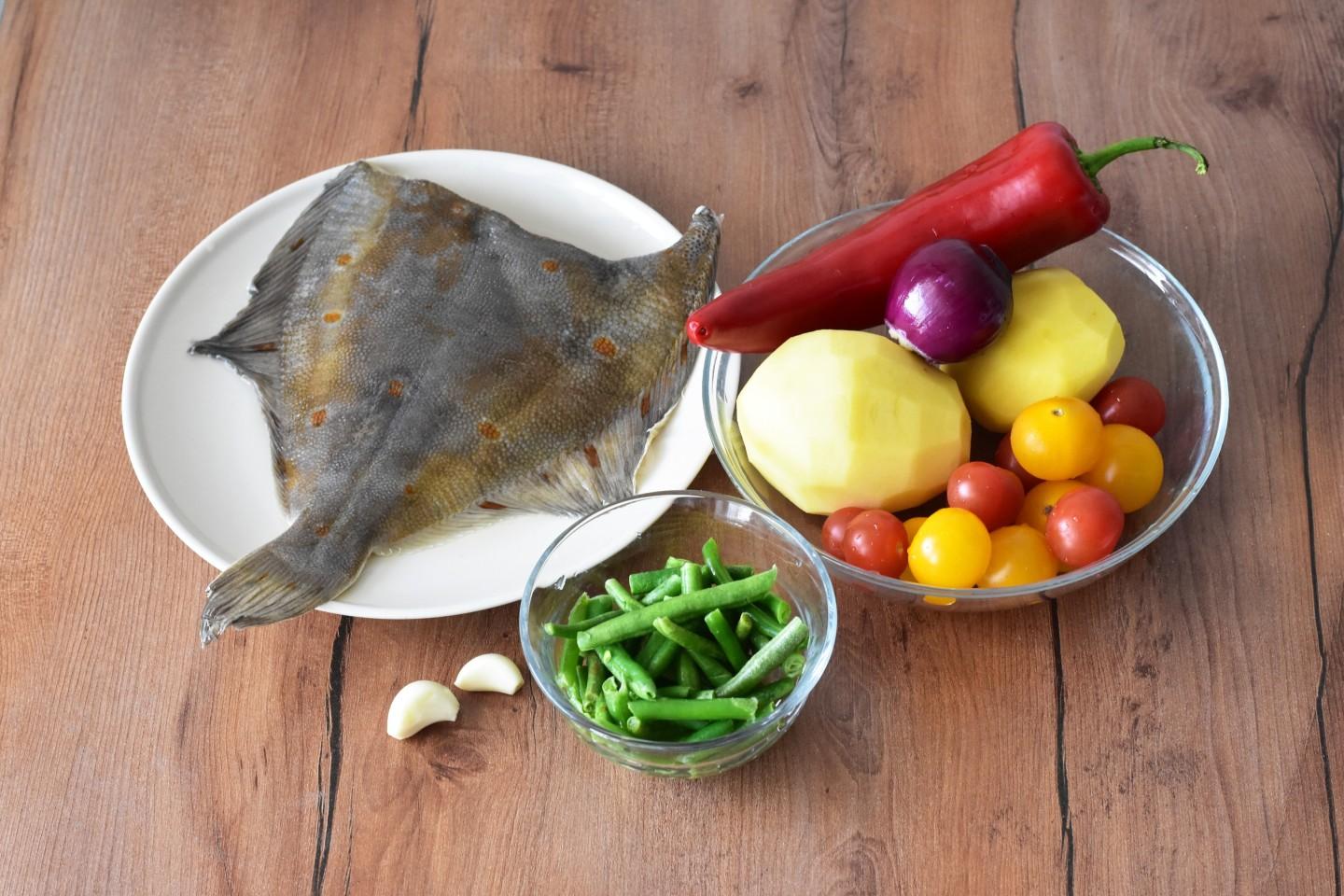 Шаг 1 приготовления Камбала с овощами в духовке