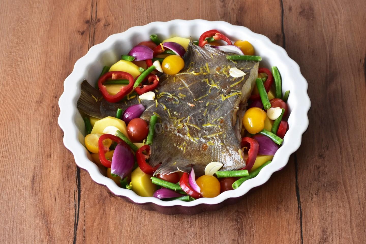 Шаг 10 приготовления Камбала с овощами в духовке