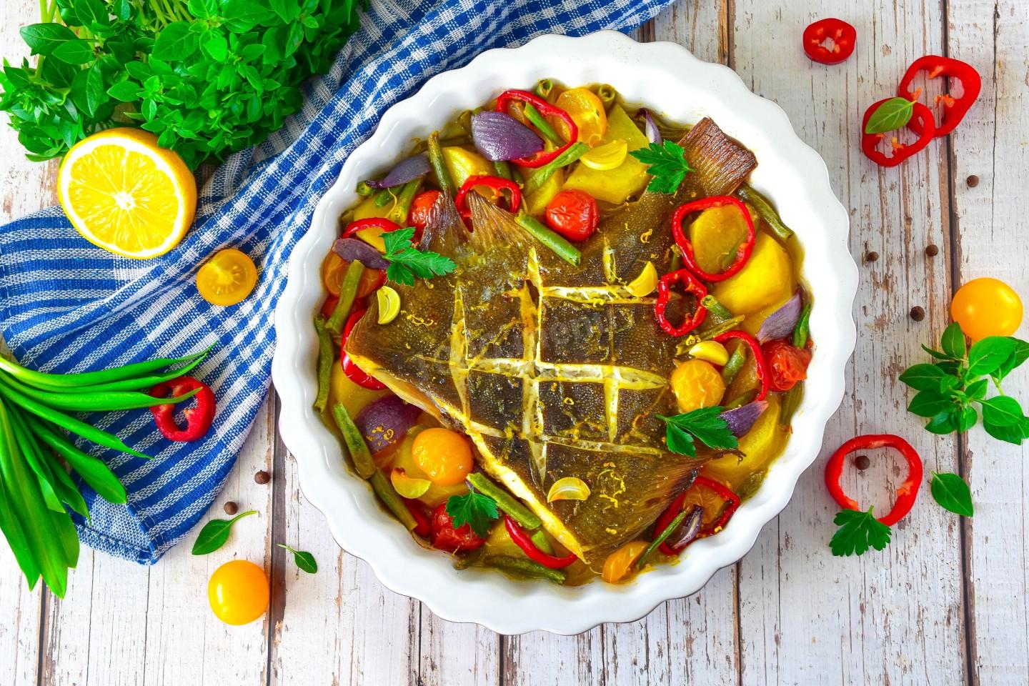 Шаг 11 приготовления Камбала с овощами в духовке