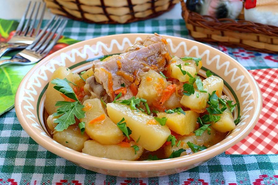 Обложка рецепта Жаркое из курицы в мультиварке