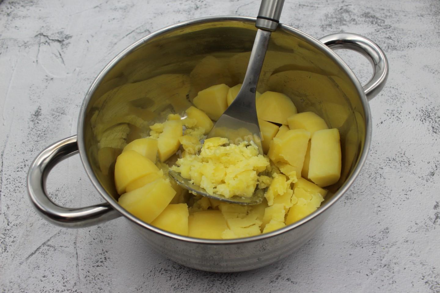 Шаг 5 приготовления Вареники с картошкой и квашеной капустой