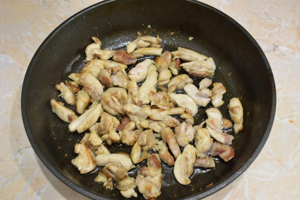 Шаг 1 приготовления Подлива из курицы к макаронам