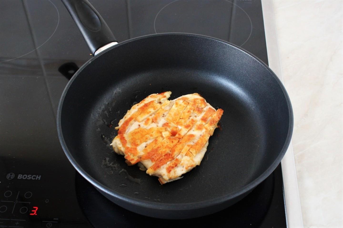 Шаг 11 приготовления Шницель по министерски из куриной грудки
