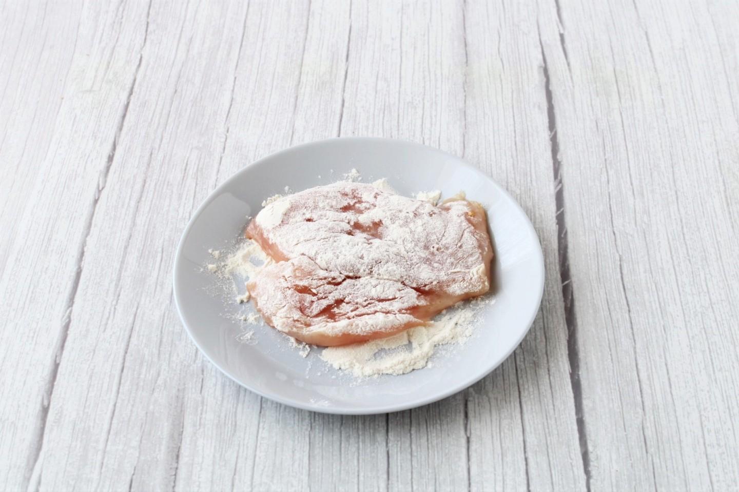 Шаг 6 приготовления Шницель по министерски из куриной грудки