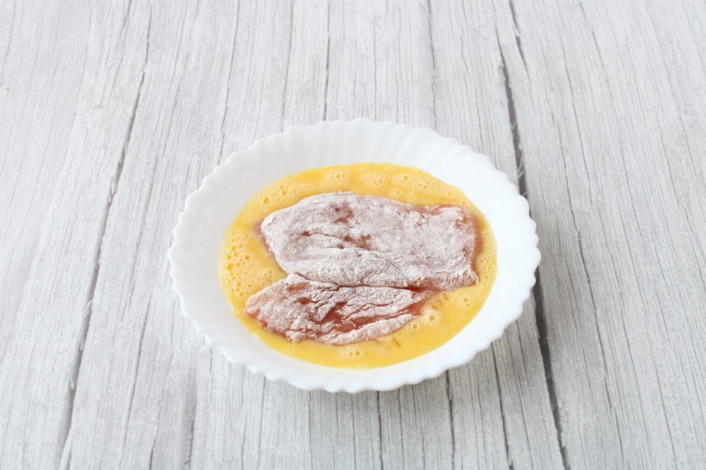 Шаг 8 приготовления Шницель по министерски из куриной грудки