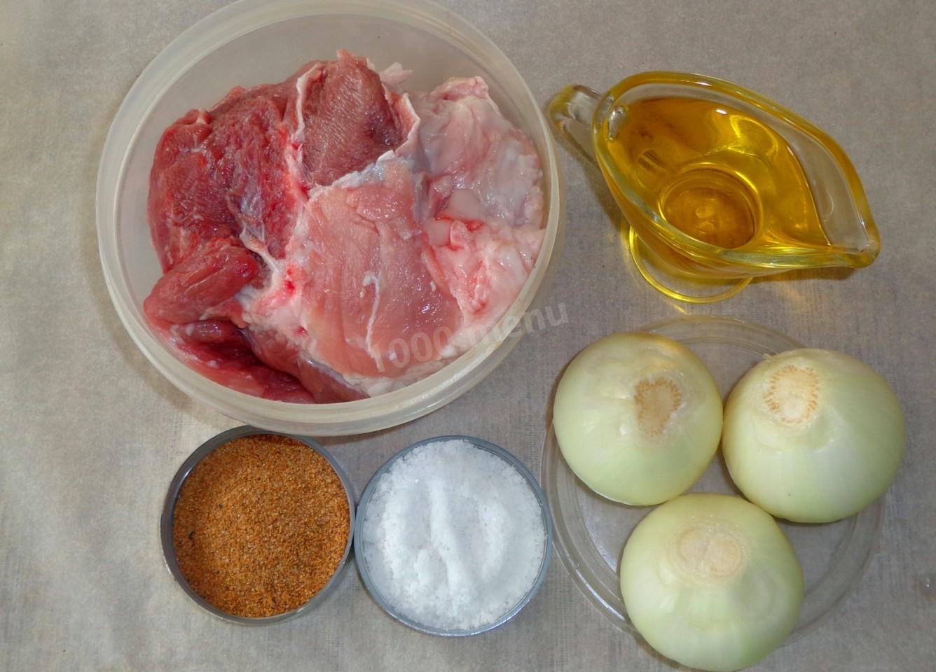 Шаг 1 приготовления Жареные кусочки свинины на сковороде с луком