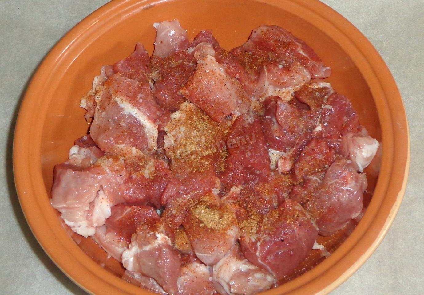 Шаг 3 приготовления Жареные кусочки свинины на сковороде с луком