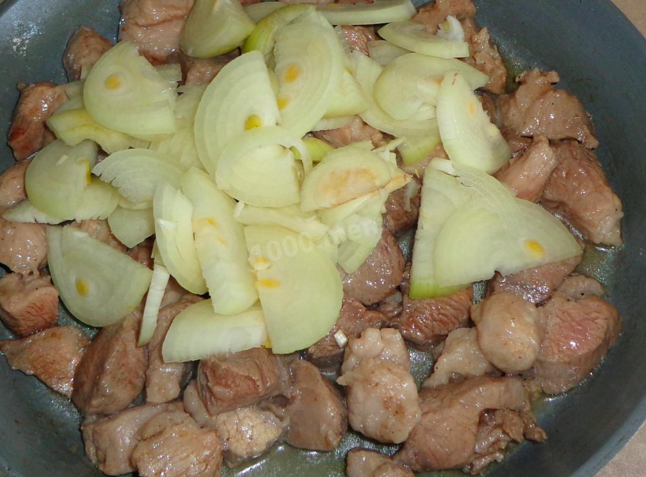 Шаг 6 приготовления Жареные кусочки свинины на сковороде с луком