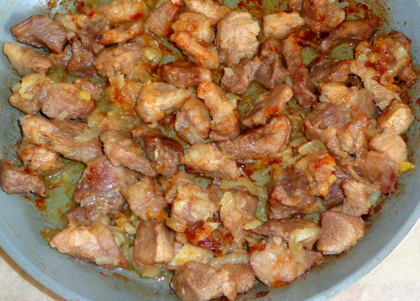Шаг 7 приготовления Жареные кусочки свинины на сковороде с луком