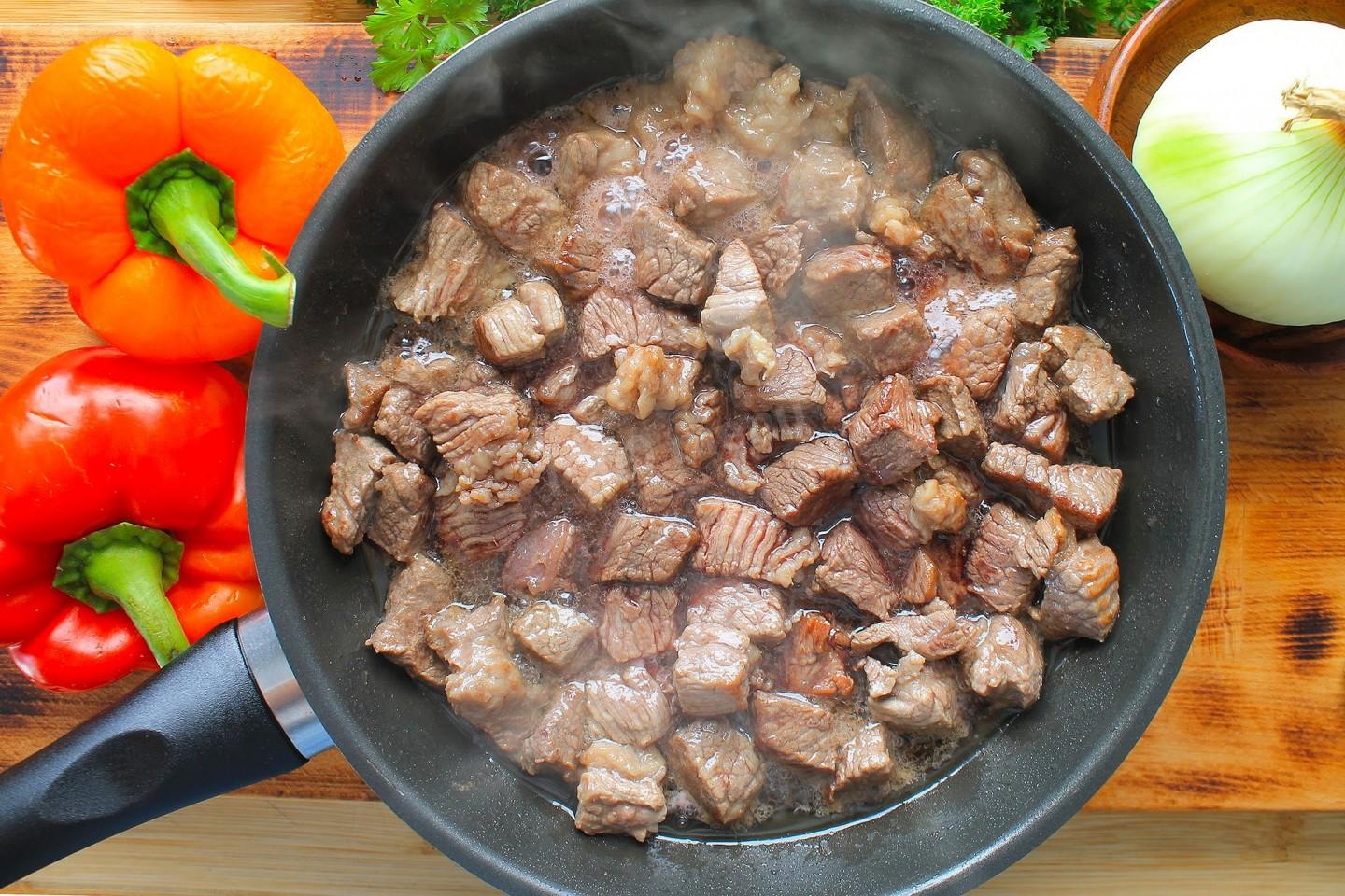 Шаг 5 приготовления Мясо с стручковой фасолью на сковороде