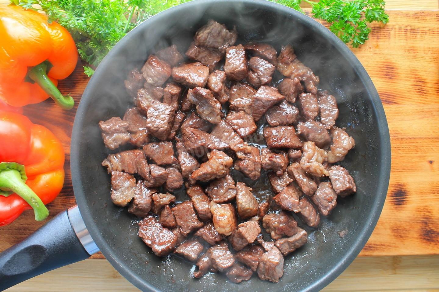 Шаг 6 приготовления Мясо с стручковой фасолью на сковороде