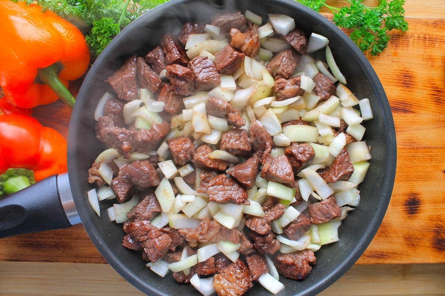 Шаг 7 приготовления Мясо с стручковой фасолью на сковороде