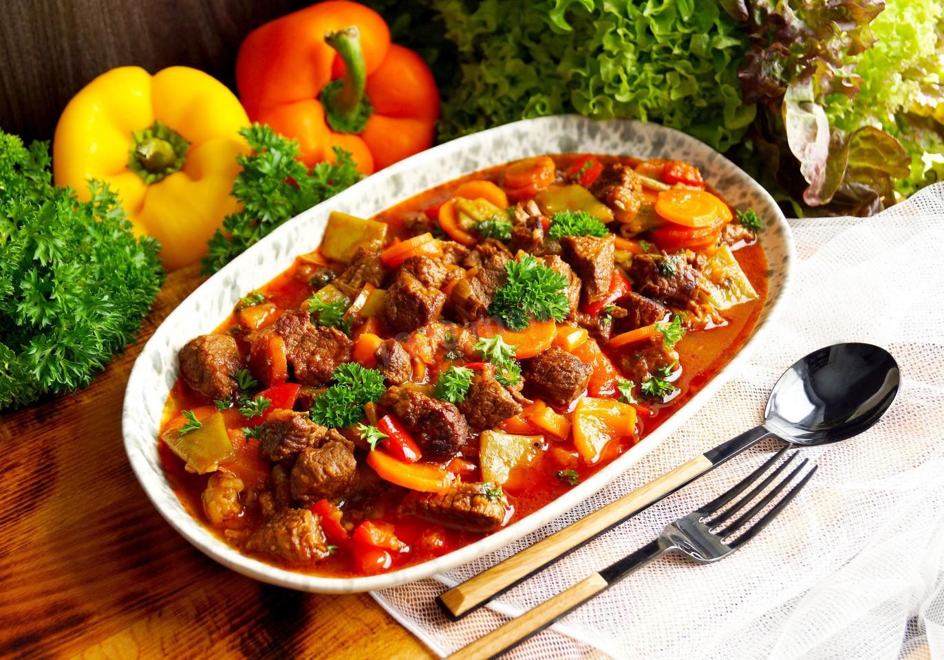 Обложка рецепта Мясо с стручковой фасолью на сковороде