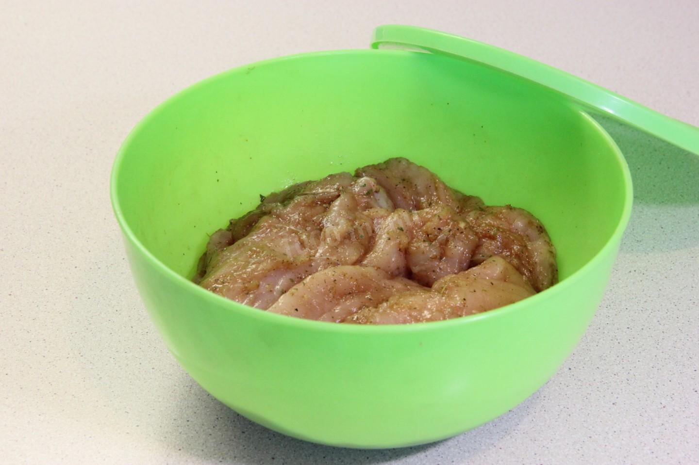 Шаг 5 приготовления Куриные грудки на сковороде гриль