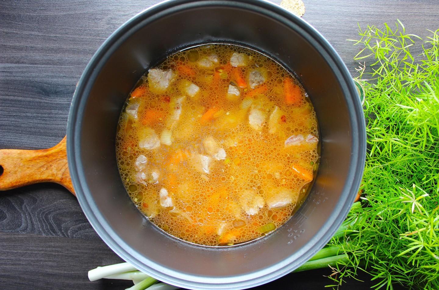 Шаг 7 приготовления Перловая каша с мясом в мультиварке