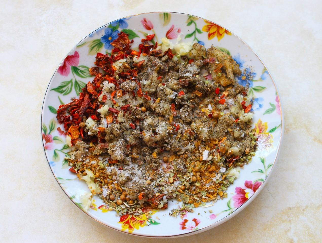 Шаг 4 приготовления Заяц тушеный с овощами и чесноком на сковороде
